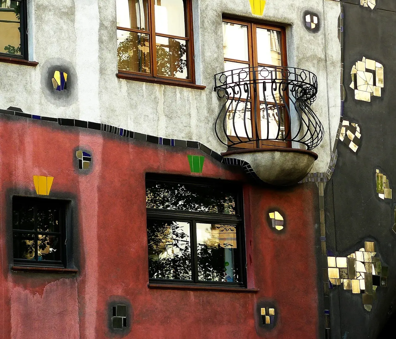 Inspiration fra en farvesat facade med mosaikker og balkon